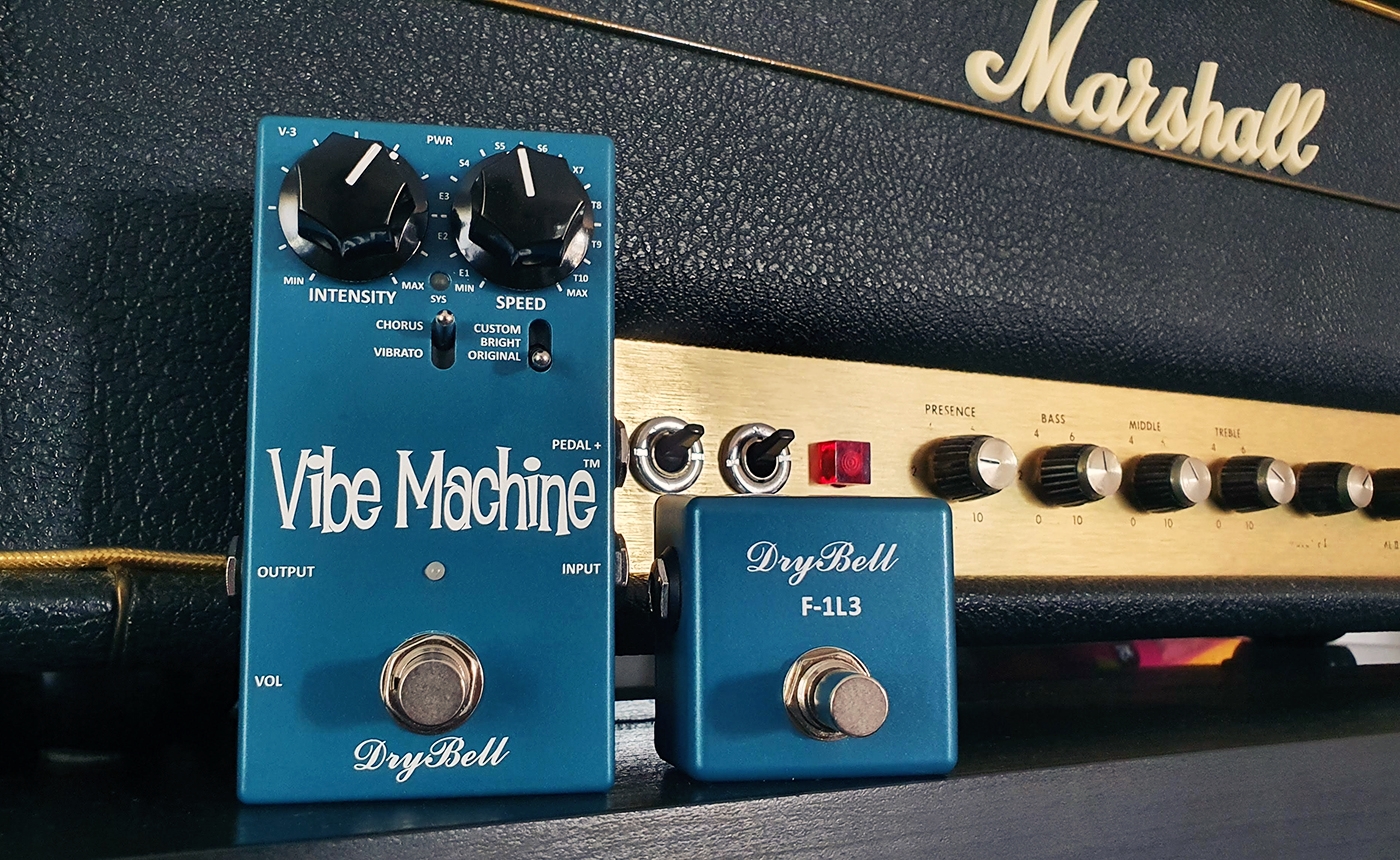 DryBell Vibe Machine V-3 with F-1L3 footswitch in front of a Marshall amp.