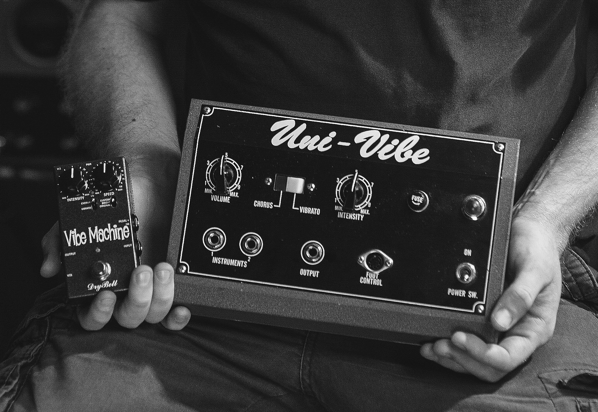 Size comparison between the original Shine-Ei Uni-Vibe pedal and the DryBell Vibe Machine, showing both pedals side by side.