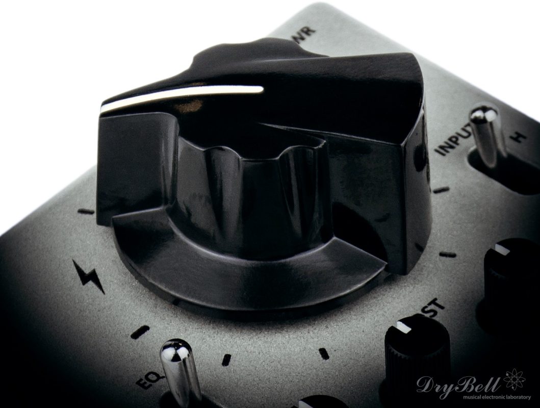 DryBell Unit67 with the vintage Davies Molding Daka-ware knob.
