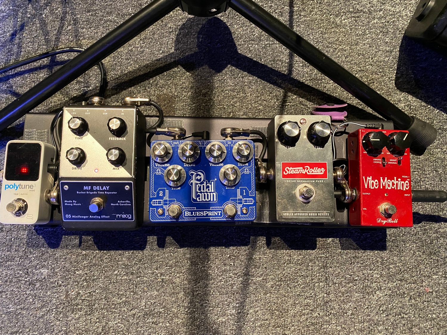 Artur Menezes pedalboard featuring DryBell Vibe Machine
