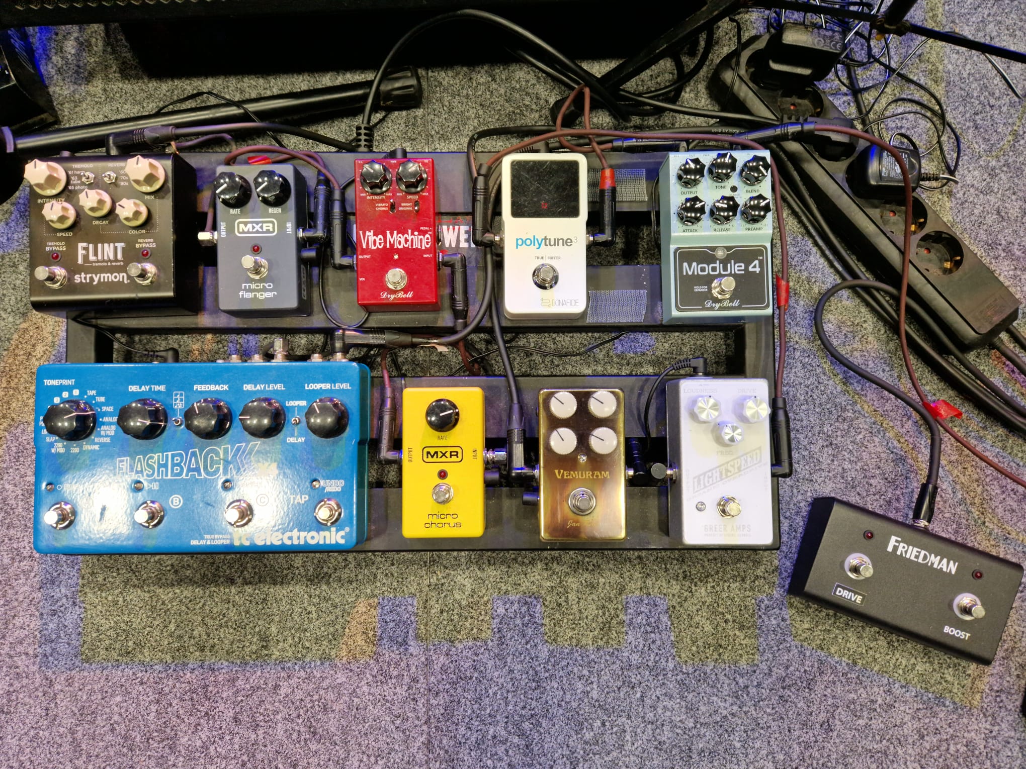 Bruno Kovačić’s pedalboard featuring DryBell Vibe Machine and Module 4