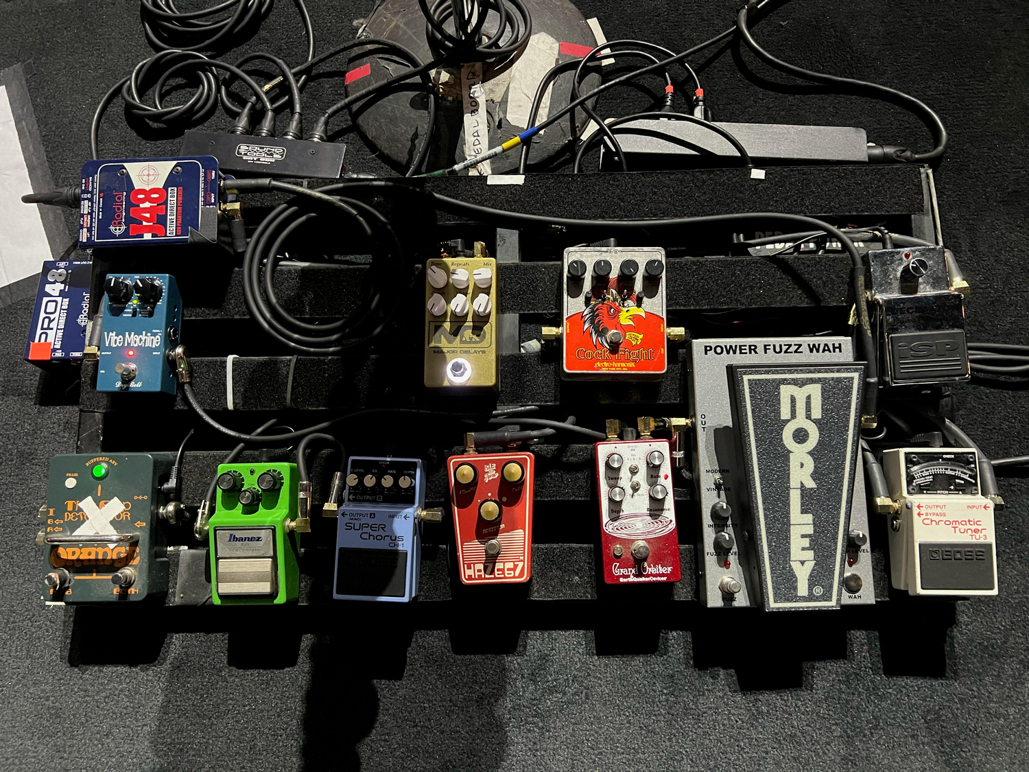 Pedalboard of Dave Rude, guitarist of Tesla, featuring the DryBell Vibe Machine V-3.