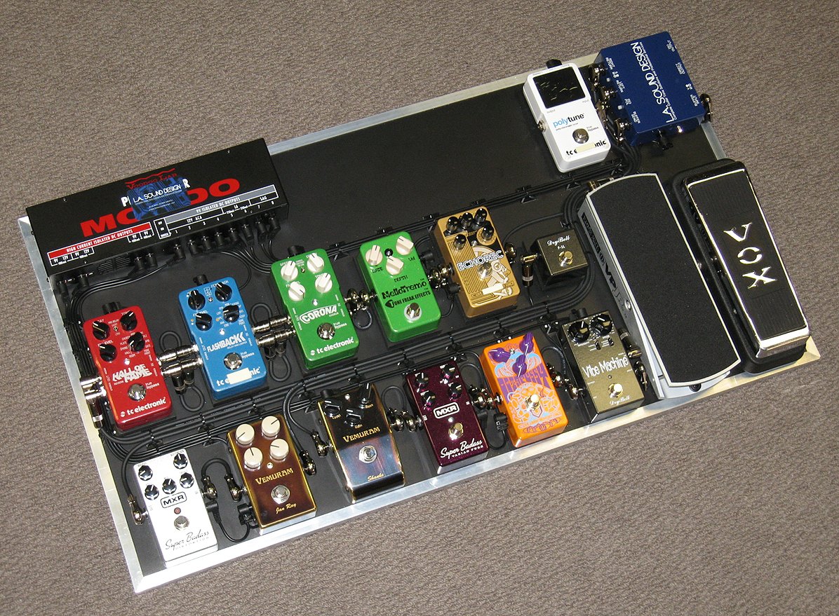 Geo Evan’s pedalboard created by L.A Sound Design featuring DryBell Vibe Machine
