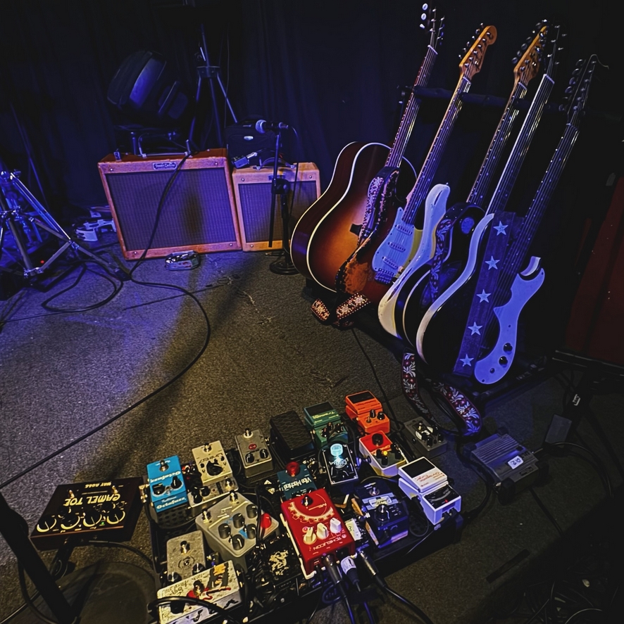 Gwyn Ashton’s pedalboard featuring DryBell Vibe Machine and Unit67