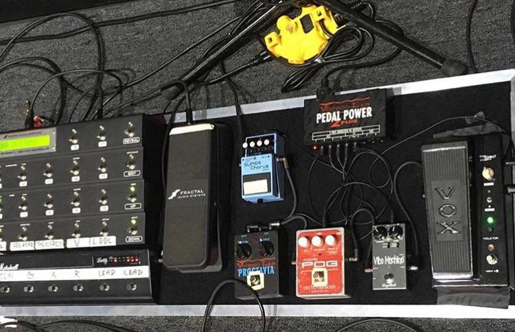 Joe Satriani’s pedalboard featuring DryBell Vibe Machine V-2