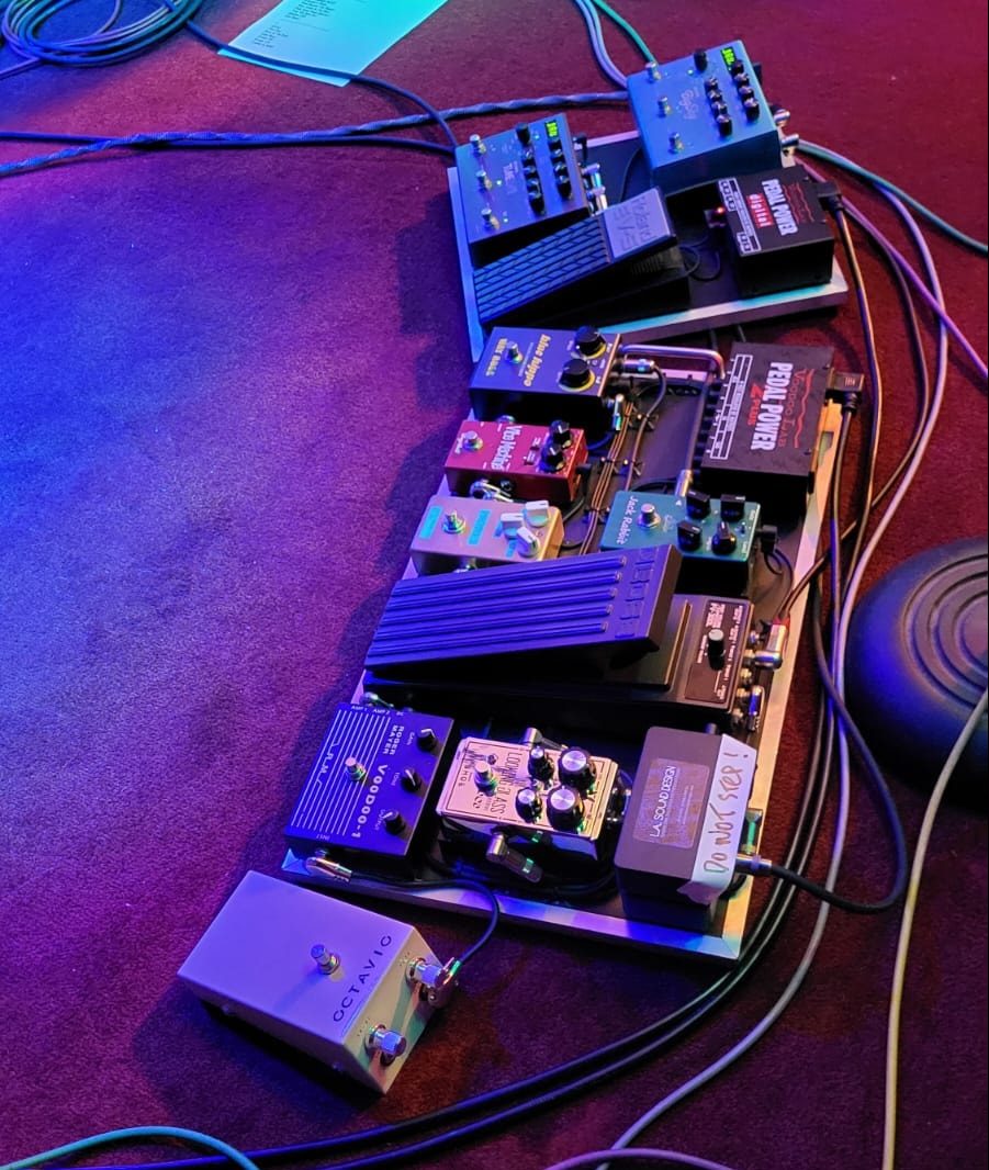 Michael Landau’s pedalboard, featuring DryBell Vibe Machine V-1 (Baked Potato, LA, 2022)