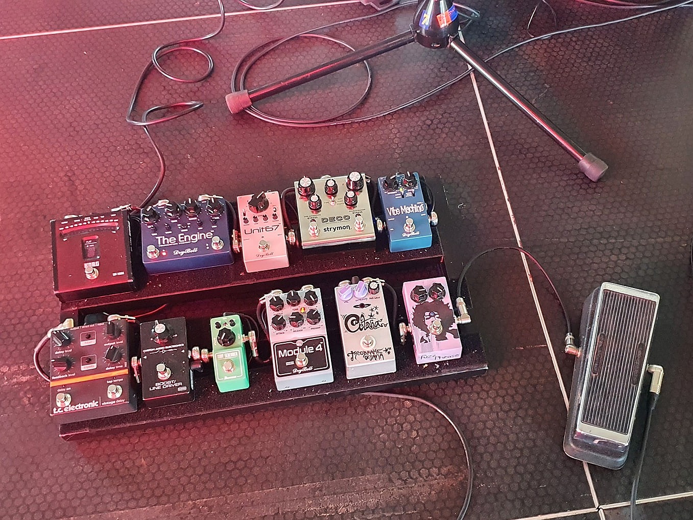 2Kruno Domacinovic's pedalboard featuring DryBell pedals alongside others, in action on a live stage.