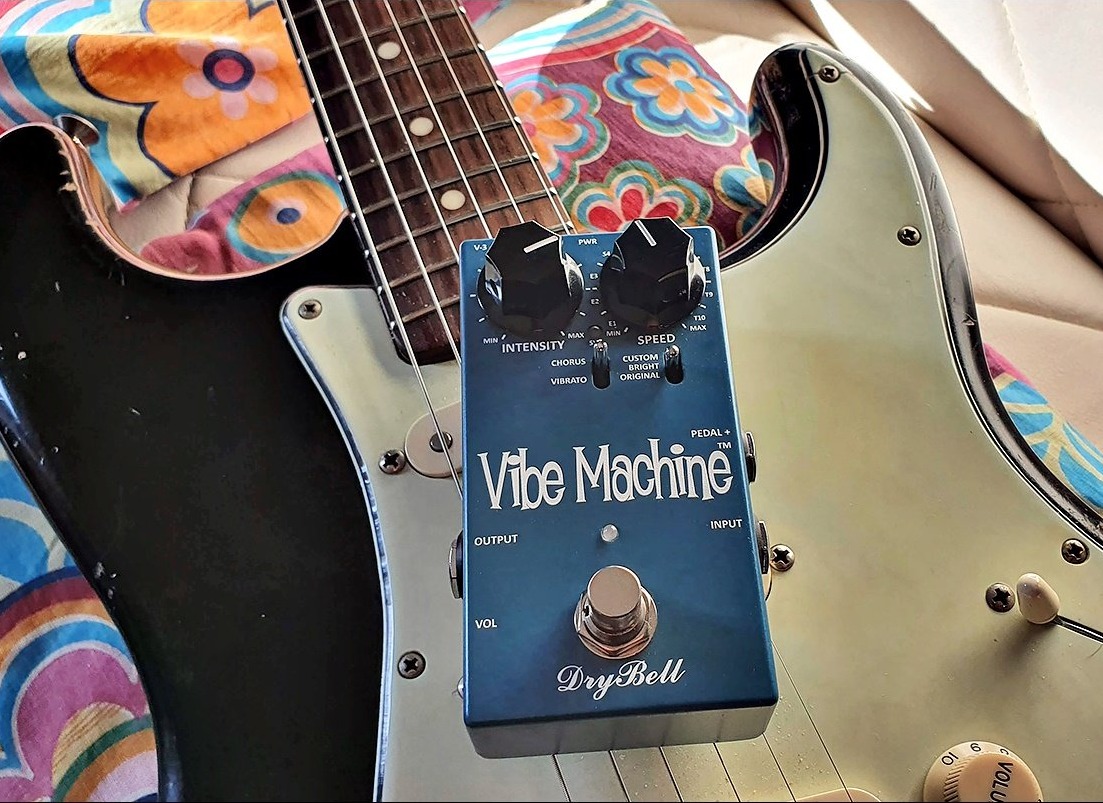 DryBell Vibe Machine V3 on Black Strat: Tone and Style Combined